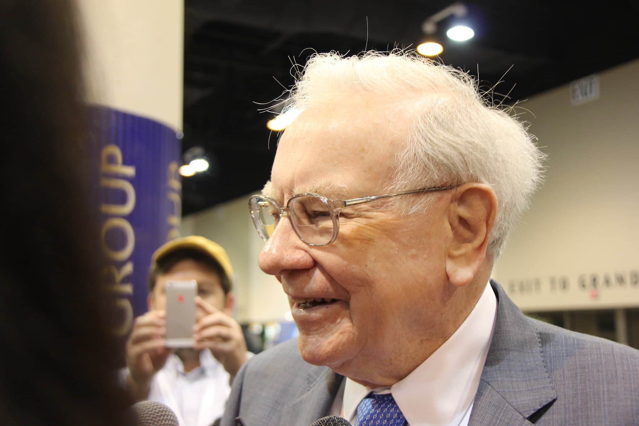 Berkshire's $400 Billion Fortress: Is Buffett Preparing for Armageddon, or a Revolution?